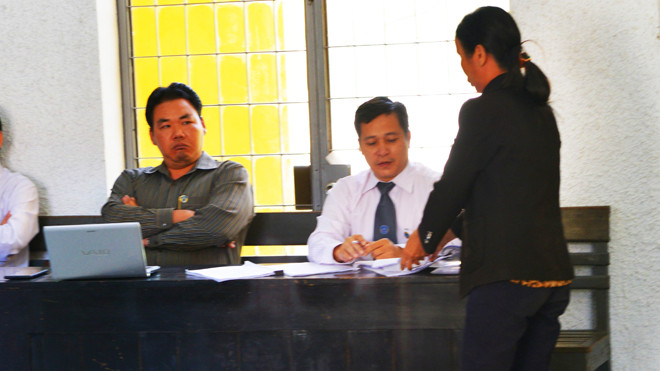 Bà Truyền trả lại hết tiền, sữa và... gấu bông cho luật sư tại tòa