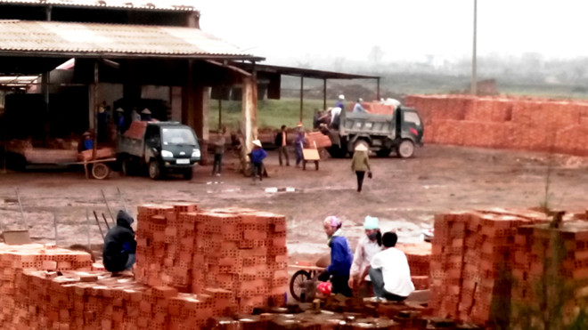 Gạch được chuyển ra ngoài sau khi một nhóm người chiếm giữ nhà máy