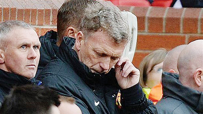 HLV David Moyes cũng không biết cần phải làm gì lúc này. Ảnh: EPA