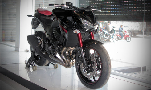 Chiếc Kawasaki Z800 2016 đầu tiên tại Việt Nam.