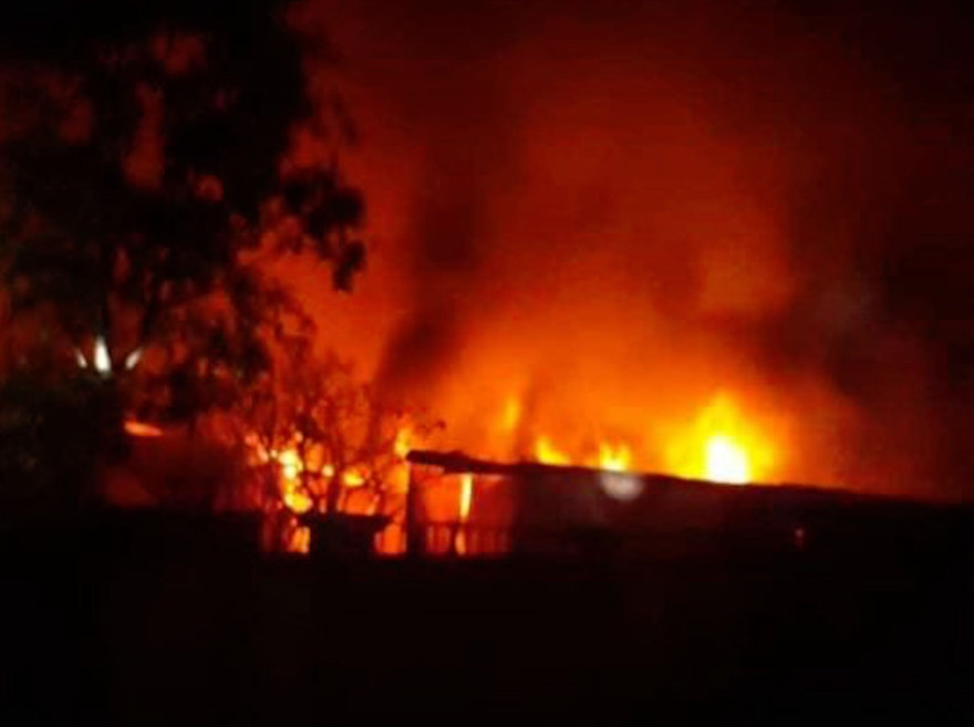 Lửa bùng lên dữ dội tại cửa hàng ở Hà Đông.