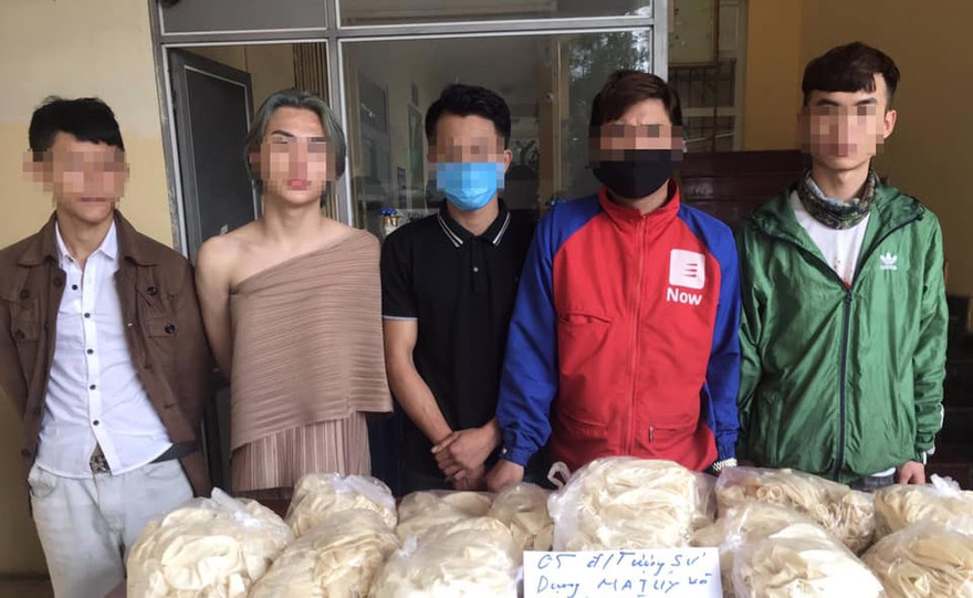 Công an tiến hành kiểm tra quán bar. Ảnh Công an TP Hà Nội