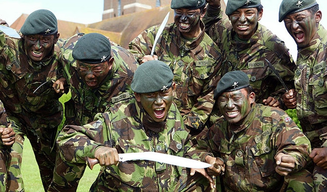 Chiến binh Khuếch Nhĩ Cách và vũ khí truyền thông dao Kukri.