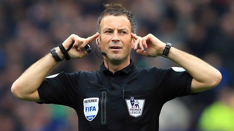 Trọng tài số 1 nước Anh bắt derby Manchester