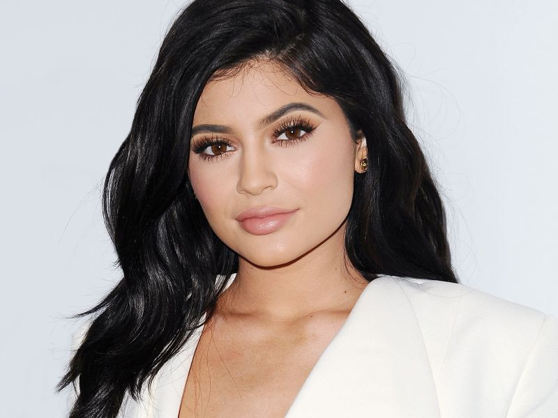 Em gái 'hot girl' của Kim Kardashian sinh con ở tuổi 20