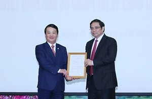 Đồng chí Phạm Minh Chính trao quyết định cho đồng chí Hầu A Lềnh. 