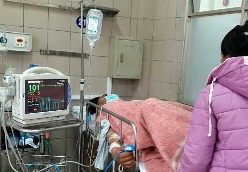 Một bệnh nhân bị ngộ độc rượu đang điều trị ở bệnh viện. Ảnh: V.H. 