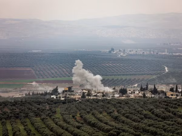 Khói bốc lên từ làng Deir Ballut ở vùng Afrin, Syria sau một cuộc không kích do Thổ Nhĩ Kỳ tiến hành ngày 10/2. (Nguồn: AFP/TTXVN) 