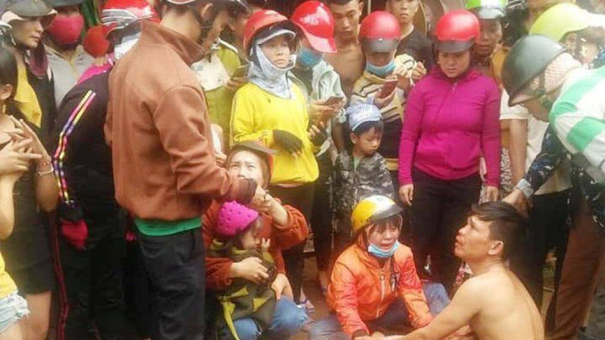 Người nhà đưa thi thể nạn nhân để giữa đường bắt đền CSGT. Ảnh: Facebook