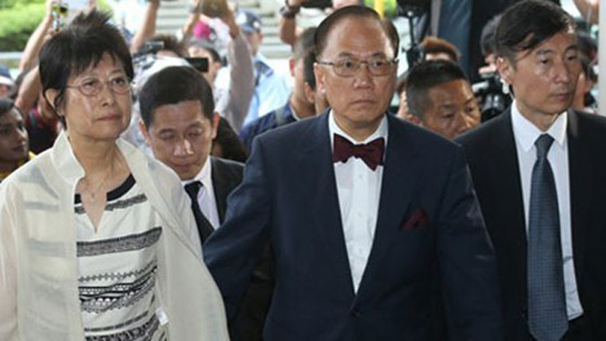 Ông Tăng Âm Quyền cùng vợ đến tòa án.