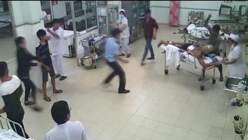 Nghi can đâm loạn xạ bệnh nhân tại phòng cấp cứu. Ảnh: Cắt từ camera bệnh viện.