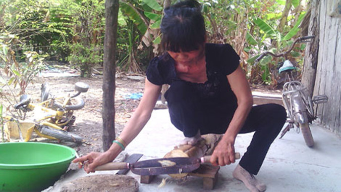 Bà Tím thái chuối chuẩn bị cho bữa ăn.