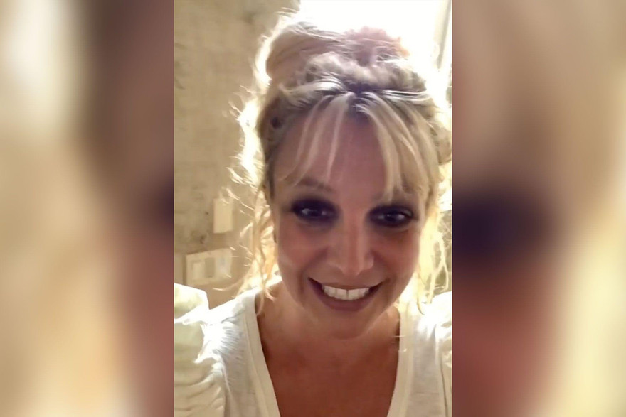 Britney Spears vui vẻ vì có được một chiếc iPad.