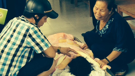 Người thân đau khổ bên xác nạn nhân là học sinh đuối nước