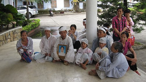 Người nhà bức xúc mang theo di ảnh chị Lê Thị Thu lên trước cổng Sở Y tế tỉnh Thừa Thiên – Huế. Ảnh:PLO