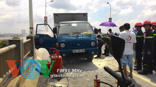 Chiếc xe tải cháy trên cầu Vĩnh Tuy