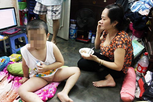 Bé Quang đang được mẹ chăm sóc tại nhà. Ảnh: VnExpress