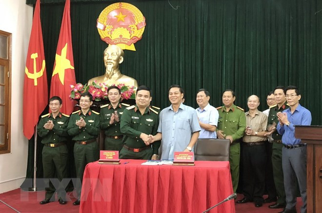 Quang cảnh lẽ ký biên bản bàn giao giữa Bộ Quốc phòng về Ủy ban Nhân dân thành phố Hải Phòng. (Ảnh: An Đăng/TTXVN)