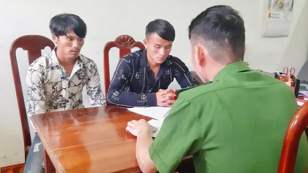 Hờ A Lái và Hờ A Chầu tại cơ quan công an - Ảnh: Công an cung cấp