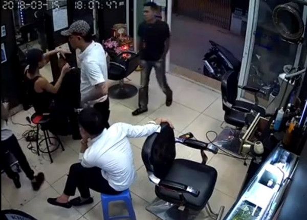 Hình ảnh nhóm đối tượng vào trong quán