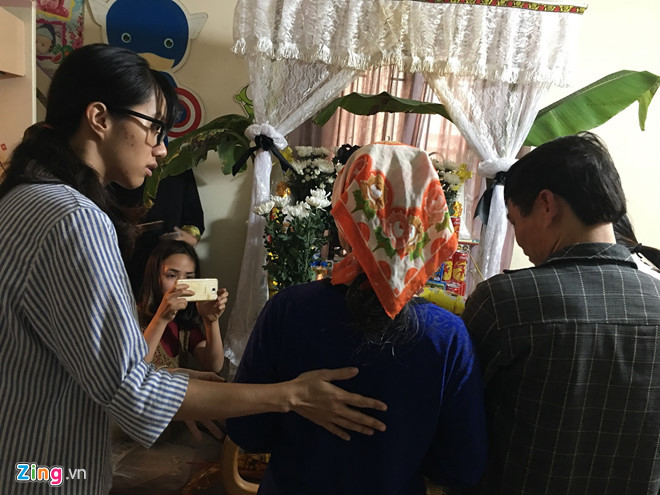 Chị Dương cố tỏ ra bình tĩnh để gặp hai người nhận giác mạc của con gái mình.