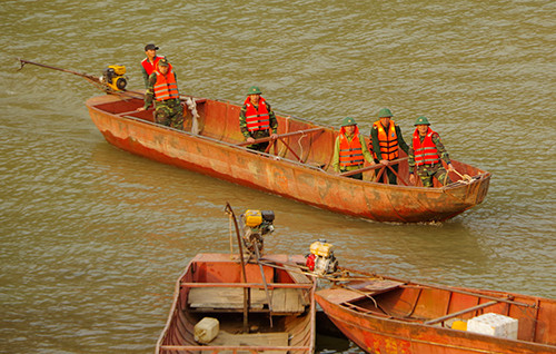 Bộ đội tích cực tìm kiếm các nạn nhân. Ảnh: Báo Lào Cai