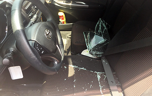 Ôtô bị kẻ trộm đập vỡ kính