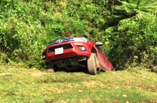 Chiếc ôtô của nhóm nghi can bị lật ở bìa rừng khi chạy trốn cảnh sát. Ảnh: Công an Quảng Ngãi