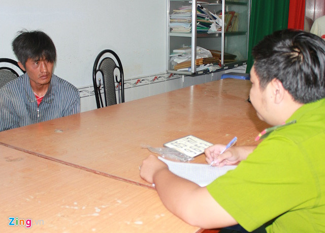 Hiếu cầm kéo gây thương tích cho cảnh sát để bỏ trốn nhưng không thoát