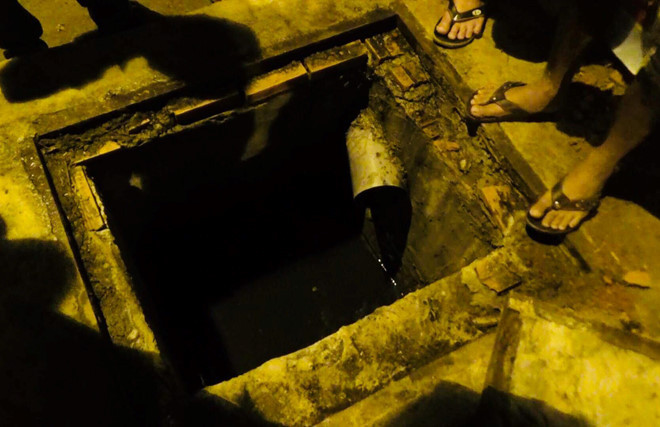 Thanh niên chui dưới cống trốn công an