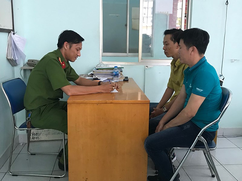 Cảnh sát triệu tập 2 thanh niên đã tấn công một vị du khách tại quán bar ở phố Tây