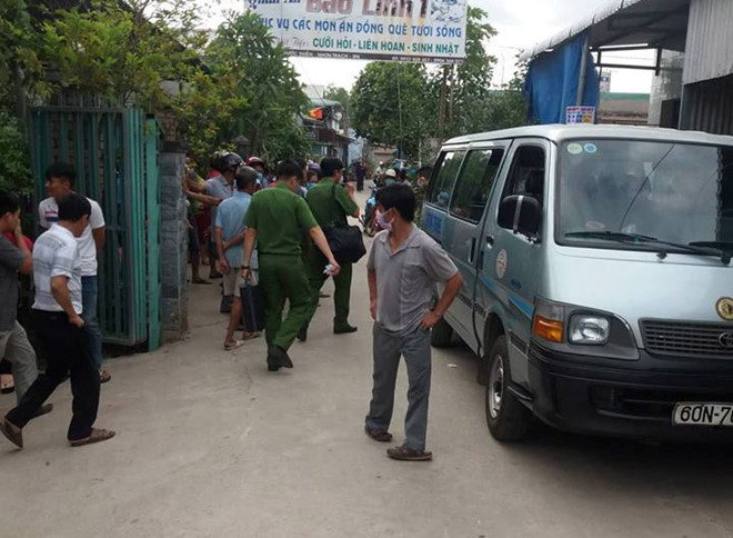 Người dân tụ tập theo dõi lực lượng chức năng khám nghiệm hiện trường