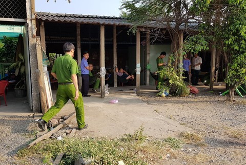 Công an khám nghiệm tại hiện trường vụ án