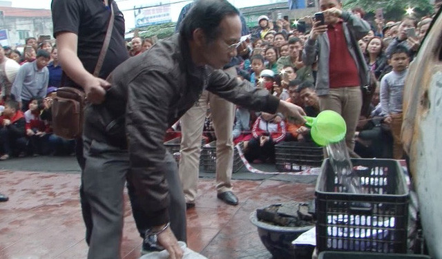 Thực nghiệm hiện trường vụ án Khổng Văn Miễn đốt xe hàng xóm