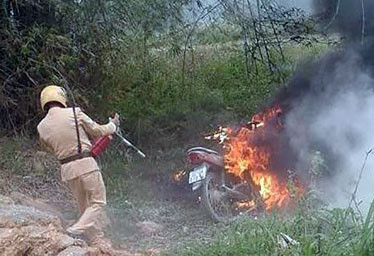 Cảnh sát cố dập lửa