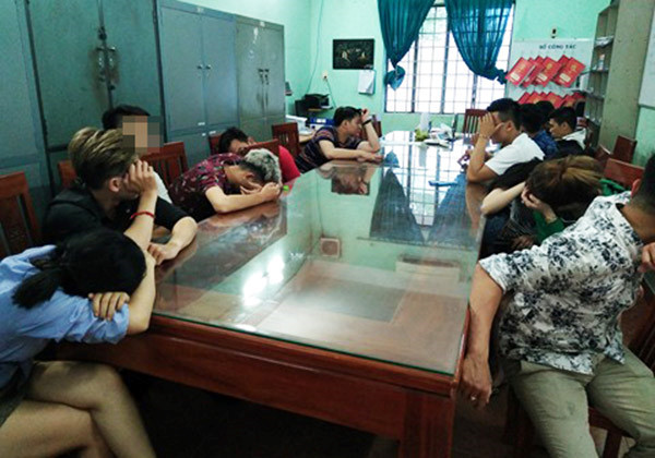 Nhóm thanh niên bị công an đưa về trụ sở làm việc