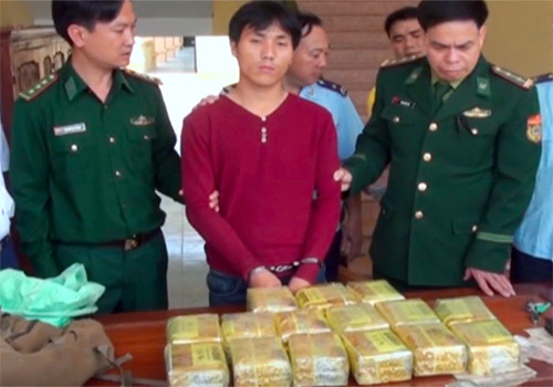 Nghi can Mùa (giữa) cùng tang vật