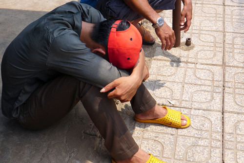 Anh Thành cúi gục như người mất hồn sau khi hay tin con ruột bất ngờ tử vong