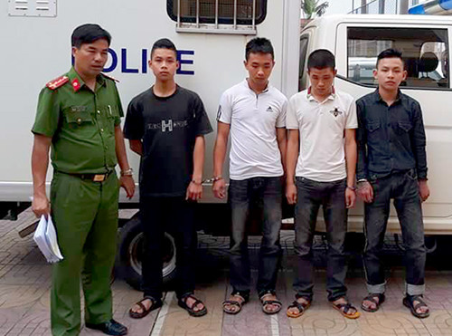 Bốn nghi can bị cảnh sát dẫn lên xe thùng