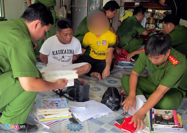 Cảnh sát khám xét nơi ở của những người có liên quan trong đường dây cá độ nghìn tỷ ở miền Tây