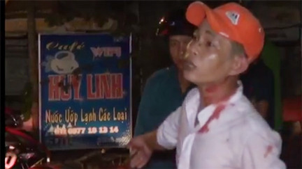 Một người trong nhóm thuê trọ đang trình bày với cơ quan công an