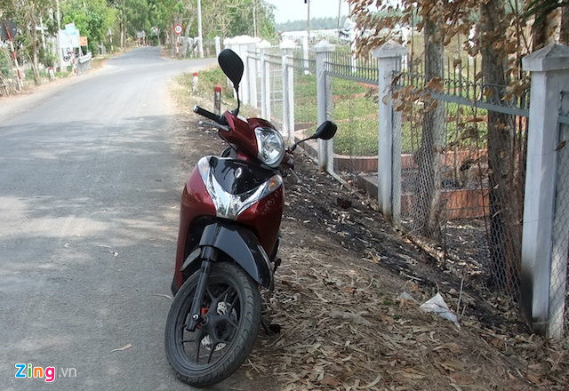 Xe SH của nạn nhân được tìm thấy tại huyện Càng Long. Ảnh: C.A.