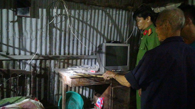 Lực lượng Công an khám xét nơi ở của nghi phạm