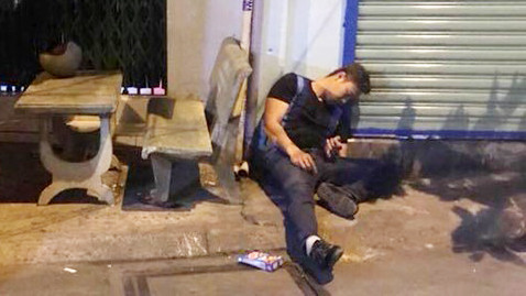 Nạn nhân bị bắn gục ngay trước cửa nhà