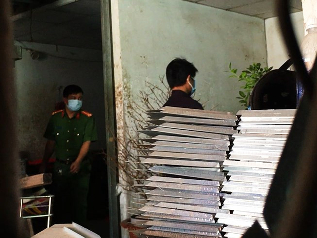 Công an kiểm tra hiện trường vụ thảm sát 5 người trong gia đình 