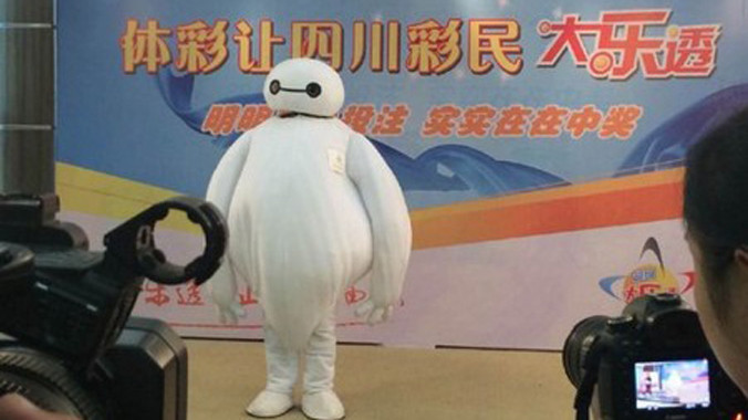 Người đàn ông bí ẩn trong trang phục Baymax khi đi nhận giải thưởng.