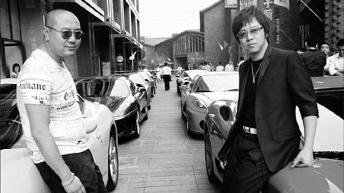 Hai thành viên của câu lạc bộ siêu xe Trung Quốc (SCC) đứng cạnh dàn xe của mình. Ảnh: Chinadaily.