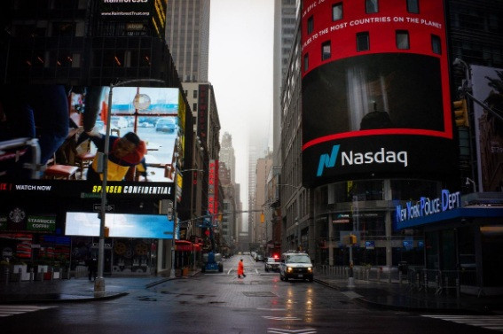 Trước trụ sở sàn Nasdaq trên Quảng trường Thời đại vắng hoe hôm 29/3 vì phong tỏa. (Ảnh: Reuters)