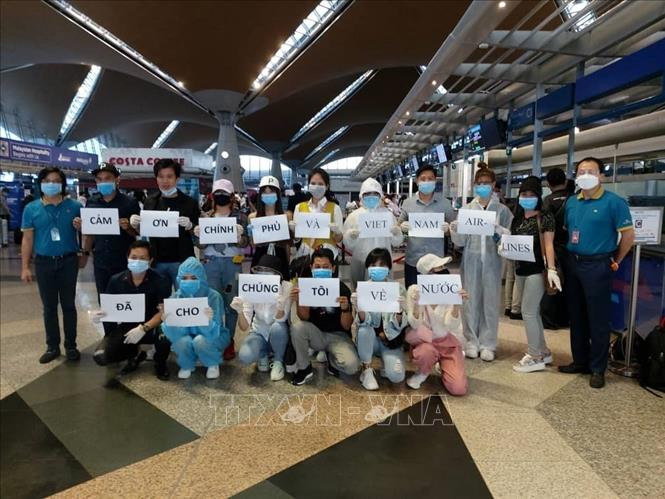 Đón 270 người Việt ở Malaysia về nước