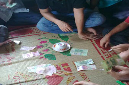 Rảnh việc sinh ra cờ bạc, các “cửu vạn” sa vào vòng lao lý. Ảnh: TL.